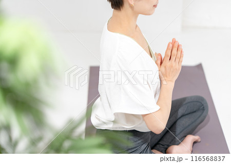 ヨガをする女性 手元 パーツ ヨガをする女性 手元 パーツ 116568837