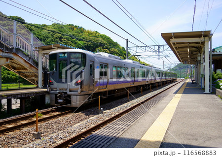 広川ビーチ駅から発車する紀勢本線の普通電車（和歌山県有田郡広川町） 116568883