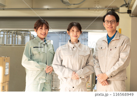 倉庫で働く3人の男女 116568949