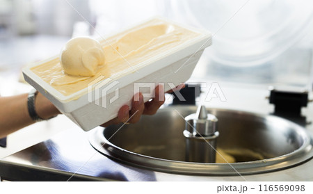 thermal insulation tray with ice cream preparation process at factory 116569098