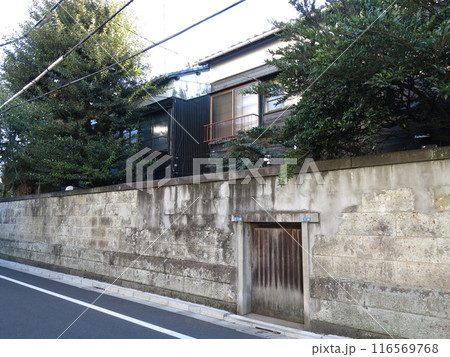 台東区の谷中にある大名時計博物館の建物(NHK連続テレビ小説『あまちゃん』ロケ地) 台東区の谷中にある大名時計博物館の建物(NHK連続テレビ小説『あまちゃん』ロケ地) 116569768