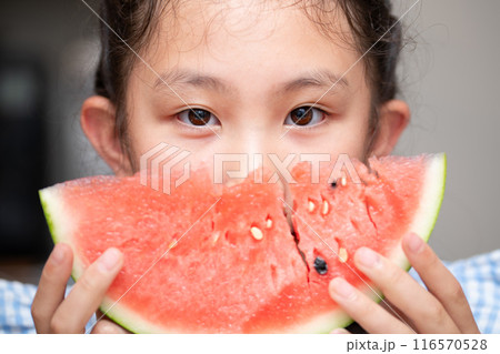 スイカを食べる女の子 116570528