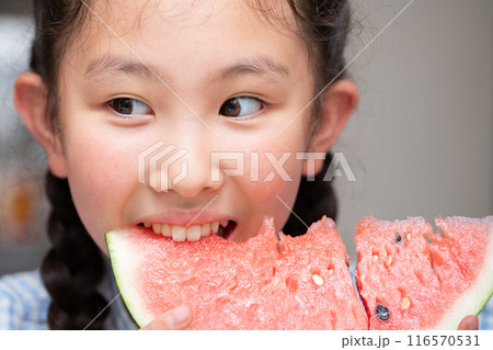 スイカを食べる女の子 116570531