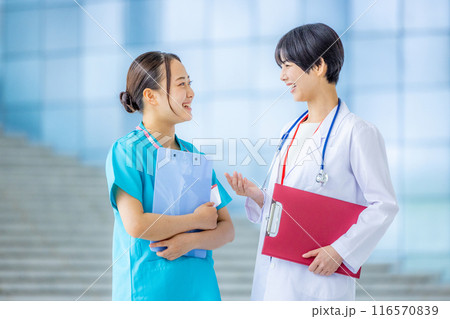 病院で働く若い医師と看護師 116570839