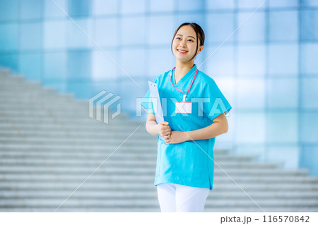 病院で働く若い看護師 病院で働く若い看護師 116570842