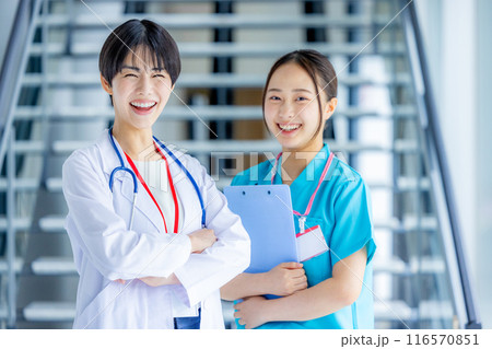 病院で働く若い医師と看護師 病院で働く若い医師と看護師 116570851