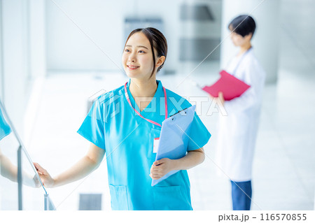 病院で働く看護師 116570855