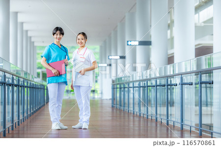 若い女性、医療スタッフ、看護師、介護士、トレーナー 116570861