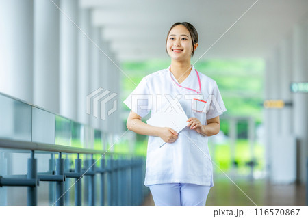 若い女性、医療スタッフ、看護師、介護士、トレーナー 116570867