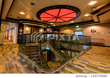 【九州・四国】九州と四国を結ぶフェリーに乗船。綺麗な船内でゆったり、船員さん達の働く姿もカッコいい。 【九州・四国】九州と四国を結ぶフェリーに乗船。綺麗な船内でゆったり、船員さん達の働く姿もカッコいい。 116570890