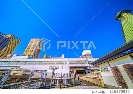 日本の東京都市景観 7月。JR日暮里駅南改札（右）や京成電鉄 日暮里駅などを望む＝5日 116570980