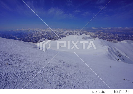 冬季月山からの姥ヶ岳の稜線と朝日連峰 冬季月山からの姥ヶ岳の稜線と朝日連峰 116571129
