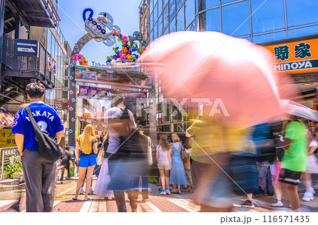 日本の東京都市景観7月・インバウンド…まるで外国…外国人観光客で賑わう原宿駅前、傘をさす姿も…=5日 日本の東京都市景観7月・インバウンド…まるで外国…外国人観光客で賑わう原宿駅前、傘をさす姿も…=5日 116571435