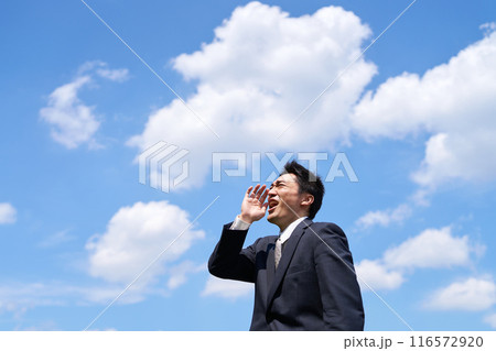 青空のもと大声で叫ぶ男性 青空のもと大声で叫ぶ男性 116572920