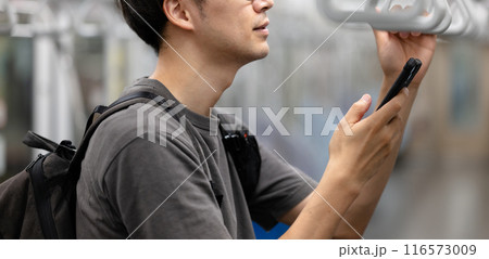 電車でスマホを見る男性 電車でスマホを見る男性 116573009