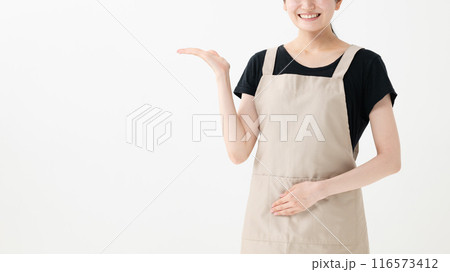 エプロン姿の女性 エプロン姿の女性 116573412