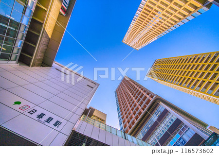 日本の東京都市景観 7月。電車や日暮里駅、駅前のタワーマンション群などを望む＝5日 116573602