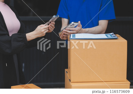 Truck Mover Unloading Van Carrying Boxes And Moving House Truck Mover Unloading Van Carrying Boxes And Moving House 116573609