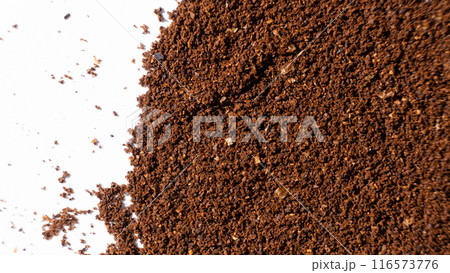 Scattered ground natural coffee on white background 116573776