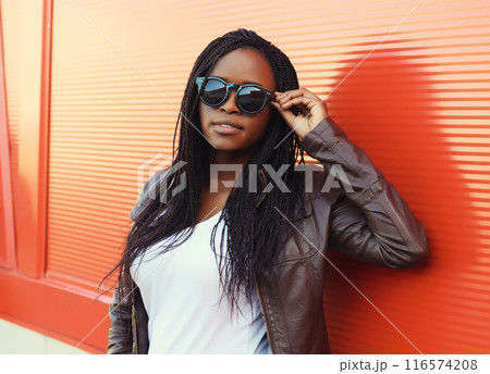 Fashionable young African woman in casual clothing, stylish modern black girl posing in the city 116574208