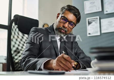 Reading contract before signing it 116574512