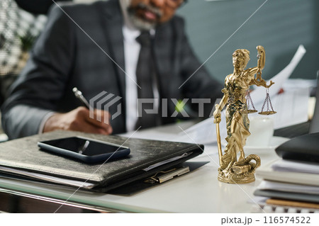 Themis statuette on workplace of lawyer 116574522