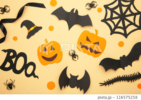 Halloween composition with spiders and bats on biege background. View from above 116575258