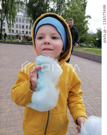 Happy children eat sweet wool 116575486