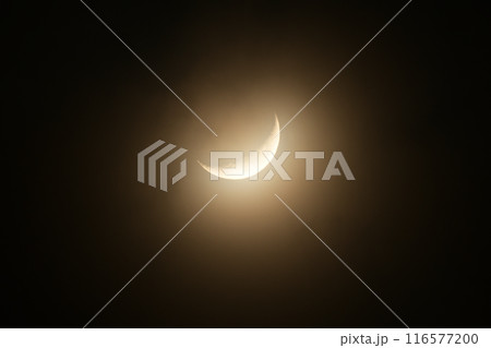 皐月の宵の空、月齢4.0の細い月おぼろ月 116577200