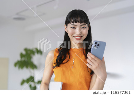 スマートフォンを持った若い女性 116577361