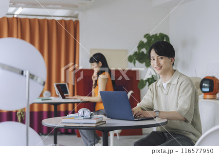 カジュアルビジネス　イメージ　カメラ目線の若い男性 116577950
