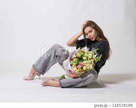 happy day fashion white model fresh female natural hair bouquet smile romantic beautiful jeans girl 116578109