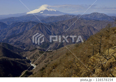 丹沢　熊笹ノ峰のヤタ尾根出合より望む厳冬の富士山と西丹沢 116578154
