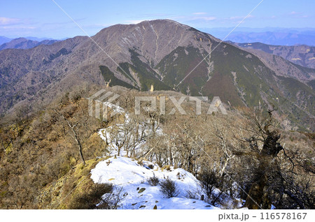 雪の丹沢主稜の縦走路　大笄より望む大室山 116578167