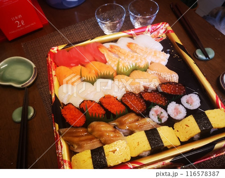 スーパーで買った寿司で晩酌 116578387