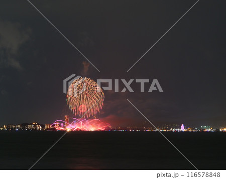 博多湾の夏の夜空を彩る花火 博多湾の夏の夜空を彩る花火 116578848