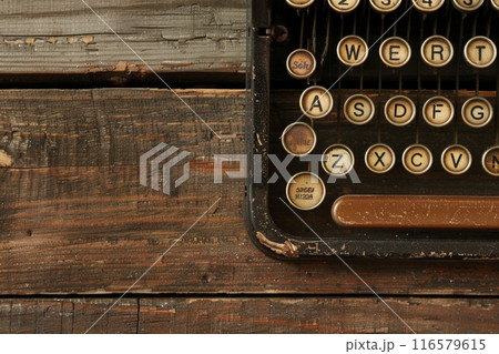ヴィンテージタイプライターと木製の表面とコピースペース 116579615