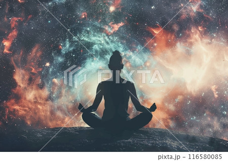 宇宙瞑想：銀河の中のシルエットとコピースペース 116580085
