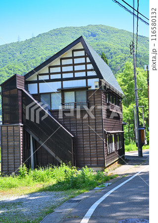 通りに佇む雪国の民家　清津川大島橋付近　新潟県湯沢町　 116580132