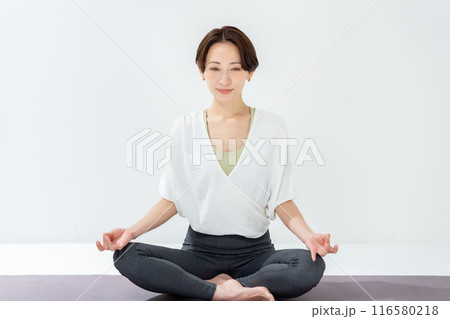 ヨガ をする女性 116580218