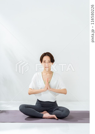 ヨガ をする女性 116580226