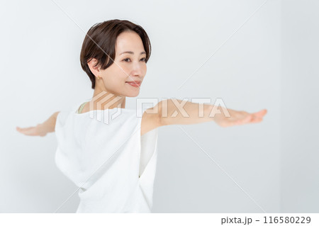 ヨガ をする女性 116580229