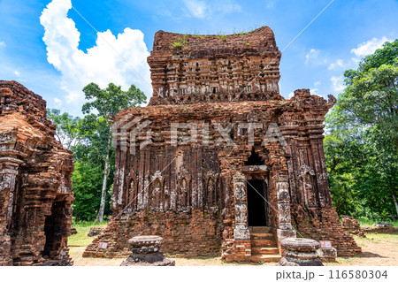 ベトナム　ヒンドゥーの神々を祀るチャンパ王国の聖地のミーソン遺跡 116580304