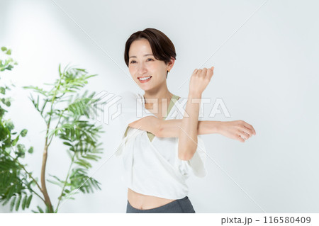 ストレッチをする女性 ストレッチをする女性 116580409