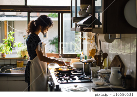 キッチンで料理をする女性の写真1 AI生成画像 キッチンで料理をする女性の写真1 AI生成画像 116580531