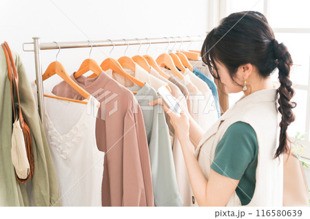 アパレルショップで洋服を買い物・ショッピングする女性 アパレルショップで洋服を買い物・ショッピングする女性 116580639