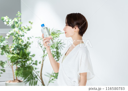 水を飲む女性　スポーツウエア  116580783