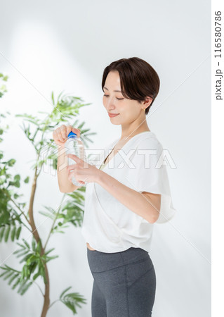 水を飲む女性 スポーツウエア 水を飲む女性 スポーツウエア 116580786