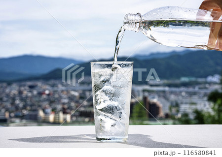 ペットボトルからグラスに水を注ぐ 116580841