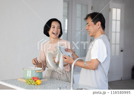 キッチンに立つ夫婦 キッチンに立つ夫婦 116580995
